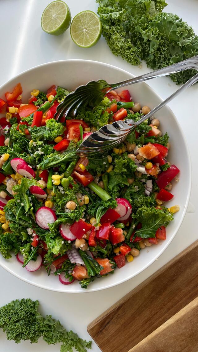 Ahhh niin hyvä ja maukas kvinoasalaatti! Ihanan täyttävä ja värikäs salaatti, joka on täynnä makua 🌽🥬🧀🫑🧅🥗

Voit lisätä salaattiin myös muita raaka-aineita esim. avokadoa, kevätsipulia, tomaattia, kukkakaalia tai mitä ikinä haluatkaan! Itse varioin tästä eri versioita hieman satokauden tuotteiden mukaan. Sopii täydellisesti myös erilaisiin juhliin tarjoiltavaksi tai kesällä grilliruuan lisukkeeksi 🌞

Kerro mitä tykkäsit 💛

Gluteeniton kvinoasalaatti
8-10 annosta

500g kvinoaa (paino ennen kypsennystä)
200g lehtikaalia
1 iso punasipulia
1 iso prk säilykemaissia
1 prk kikherneitä (n. 380g)
300g fetaa
250g retiisiä
200g varsiparsakaalia

1. Keitä kvinoa kypsäksi.
2. Poista lehtiruoti lehtikaalista ja hiero lehtikaalia. Paista hetki pannulla tilkassa öljyä.
3. Pilko varsiparsakaali pienemmäksi ja paista hetki pannulla.
4. Valuta maissit ja kikherneet.
5. Hienonna punasipuli ja pilko retiisit, paprikat ja feta.
6. Yhdistä kaikki ainesosat ja sekoita.
7. Tarjoile haluamasi kastikkeen kanssa!

•
•
•
#gluteeniton #kvinoasalaatti #salaatit #kesäsalaatti #tarjoilut #ravitseva #laktoositon #kasvisruokaa #gluteenitonelämä #easysaladrecipe #reseptit #kotikeittiössä #satokausiruokaa #arkiruokaa #helpotreseptit #hyvääruokaa