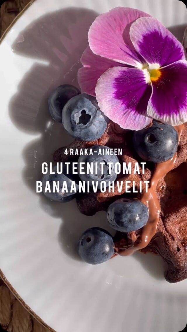 Hyvää vohvelipäivää! 😍🧇🍓

Tässä super nopea ja helppo resepti vohveleihin. Jos et tänään ehdi tekemään niin nauti tulevana viikonloppuna aamiaisella 🥰 

Banaanivohvelit 🍌🧇
2-4kpl

1 banaani
2 kananmunaa
½ dl gluteenittomia jauhoja
2 rkl kaakaojauhetta
+ Öliyä paistamiseen

1. Muussaa banaani kulhossa.
2. Riko kananmunat ja sekoita banaanin kanssa.
3. Lisää kuivat ainesosat ja sekoita taikinaksi.
4. Paista vohveliraudalla öljyn kanssa.
5. Nauti esim. Nutellan ja marjojen kanssa 🍓🫐

#glutenfreewaffles #gluteenitonvohveli #vohvelit #gluteenitonruokavalio #gluteeniton #gluteenitonelämä #gluteenitonleivonta #banaani #banaanivohvelit #bananawaffle #helppoaleivontaa #maidoton #vohvelipäivä