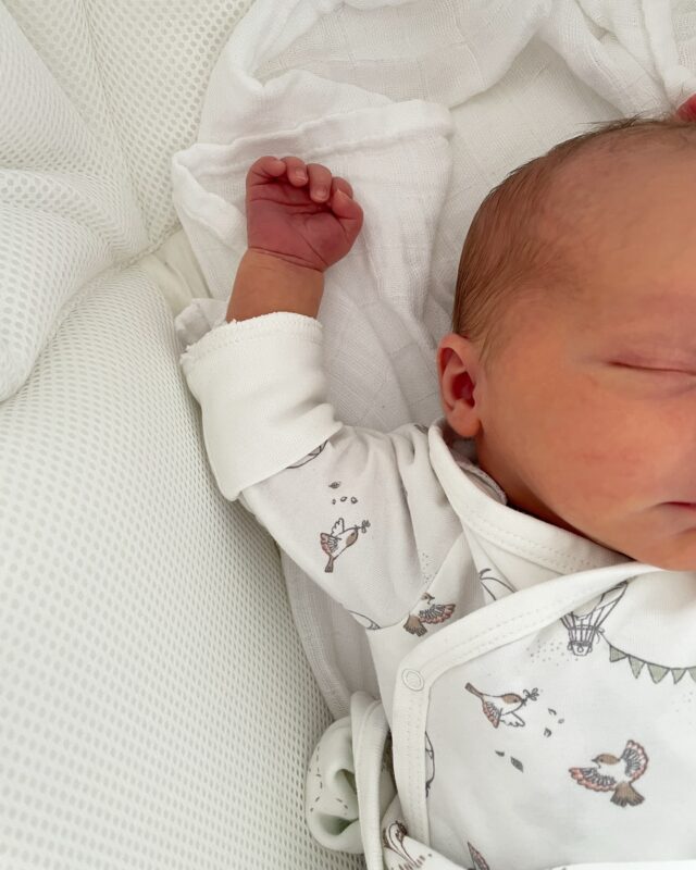 Sinua on odotettu. Pieni rakas poikamme syntyi 10.4.2025 ♥️♥️♥️🥹🥹 Ollaan aivan rakastuneita häneen.

Vauvalla on kaikki hyvin mikä on tärkeintä 💙👶🏻 ja itsekin voin jo paremmin. Hieman on ollut töyssyinen alkutaival oman voinnin kanssa, sillä sain synnytyksen jälkeisen raskausmyrkytyksen, josta kestää hetki toipua. Ollaan onneksi päästy kotiutumaan ja saadaan nauttia vauvakuplasta kotona yhdessä perheenä. Jaan kokemuksia enemmän myöhemmin mikäli silloin hyvältä tuntuu ♥️

Aiotaan nauttia näistä ihanista ja ikimuistoisista vauvakuplahetkistä täysillä ♥️